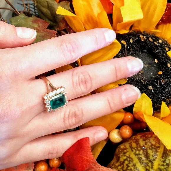 Gold Ring 14k Solid Gold/14 CZ stones surrounding Emerald Lab Created Ctr Stone - Picture 10 of 16